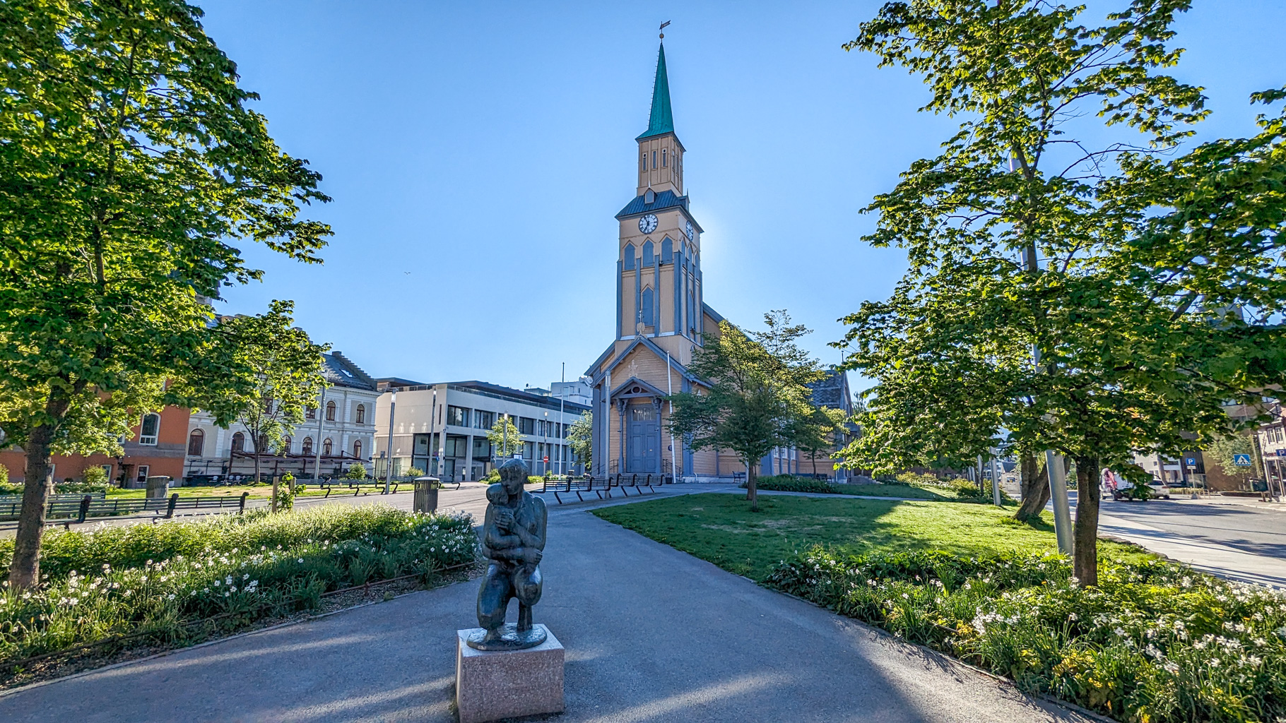 Centrum mesta s Tromsø Domkirke počas slnečného dňa.