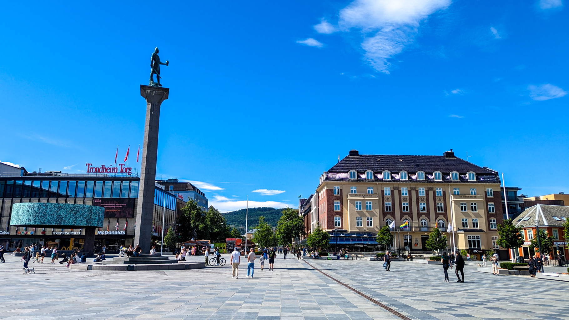 Hlavné námestie Trondheim Torg s dominantnou sochou kráľa Olafa Tryggvasona, zakladateľa mesta.
