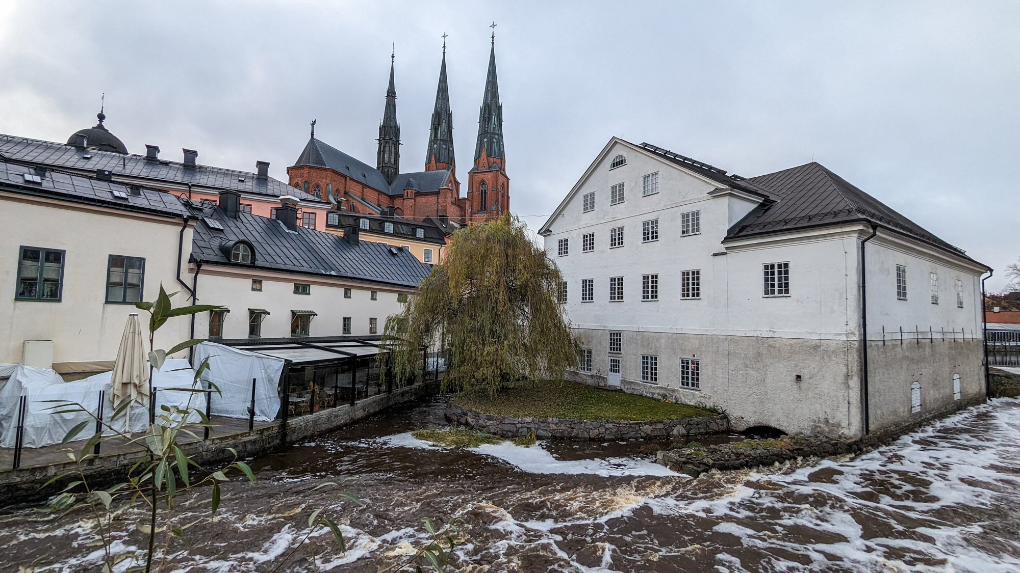 Pohľad na múzeum a dóm v centre Uppsally.