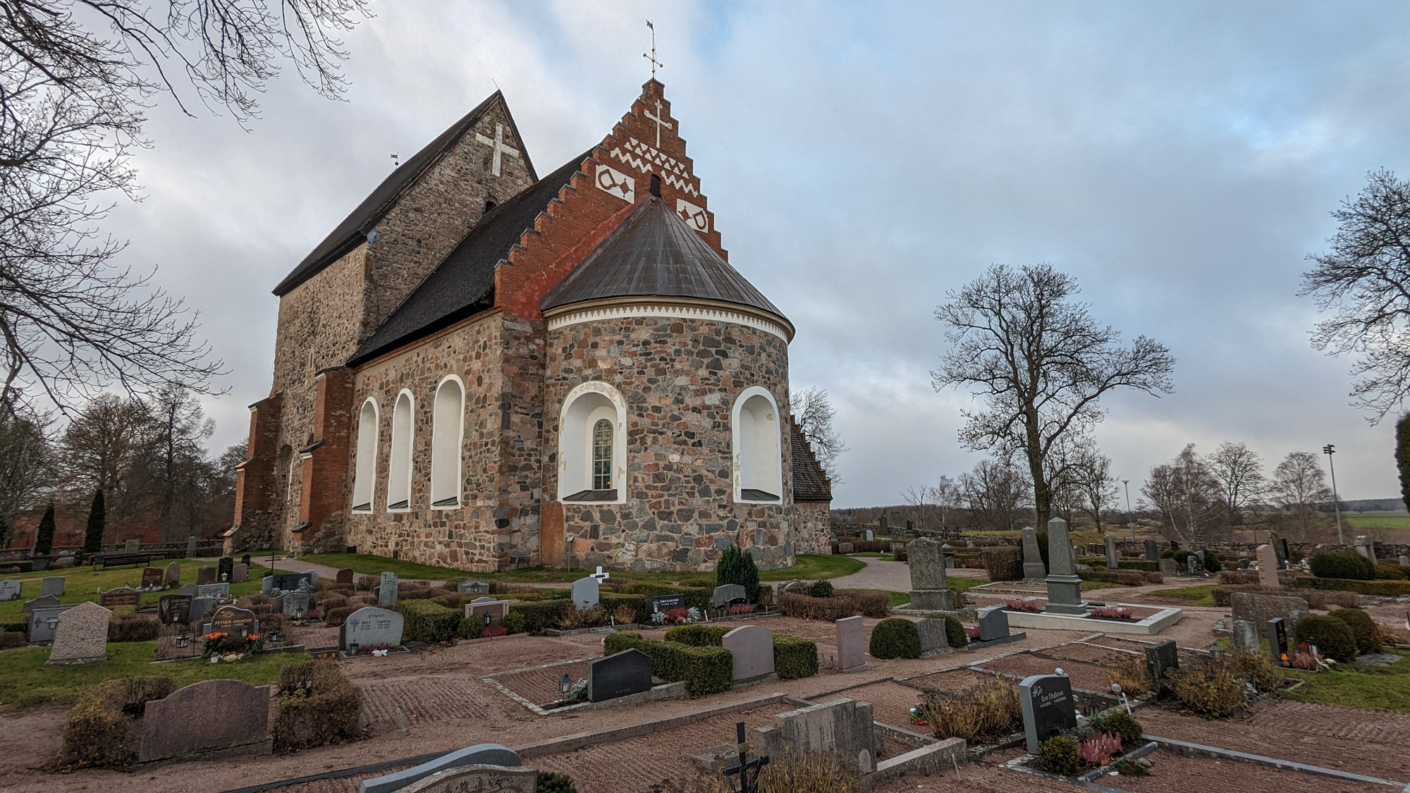 Kostol Gamla Uppsala, postavený už v 11. storočí, pôvodne drevený. Je tu pochvaný napríklad král Eric IX. (12. stor.) alebo fyzik Celsius (18. stor.).