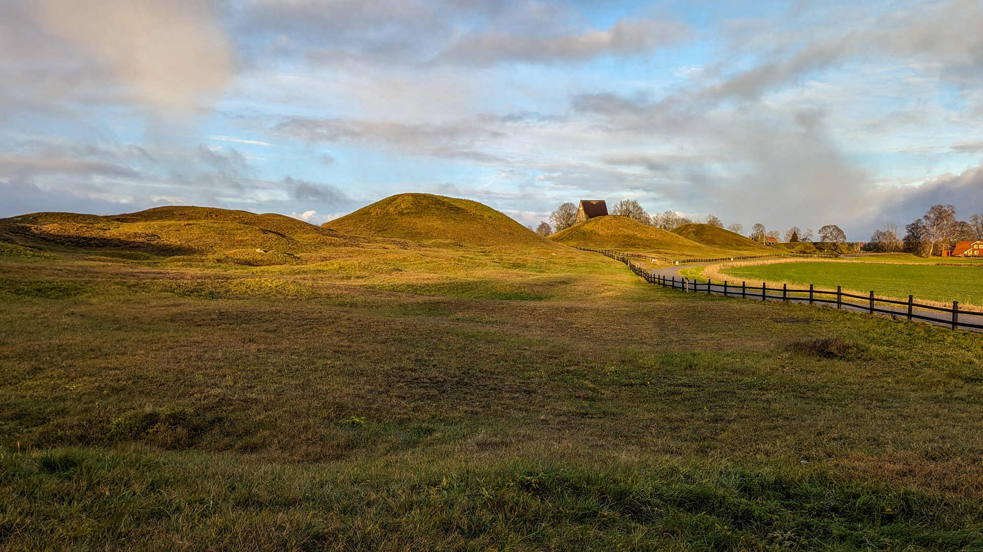 Archeologická oblasť, kráľovské mohyly v Gamla Uppsala.