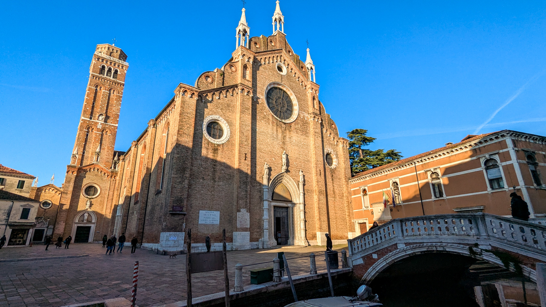 Kostol Santa Maria Gloriosa dei Frari je jednou z najvýznamnejších gotických stavieb v Benátkach. Vo
            vnútri sa nachádza hrob skladateľa Monteverdiho.
        